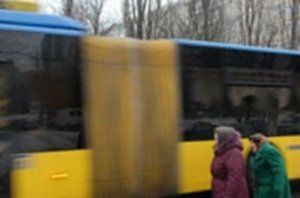В киевских автобусах будут волонтеры, которые будут вдохновлять пассажиров проигрывать место инвалидам