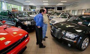 Крайслер заметил рост реализаций на 20% в Соединенных Штатах, реализации General Motors и Форд падают