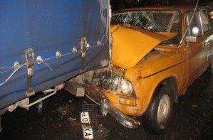 В Харькове автолюбитель на ВАЗ не уцелел после приезда на Рено с прицепом. ДТП (ДТП)