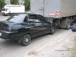 ДТП в Киеве: ВАЗ сшиб насмерть прохожего и налетел в грузовой автомобиль. ДТП (ДТП)