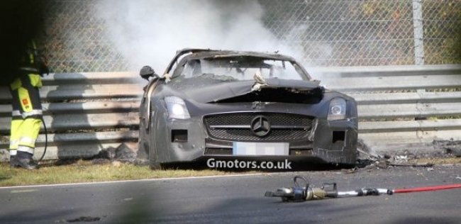 Заряженный Mercedes-Benz SLS AMG сгорел в аварии на Нюрбургринге