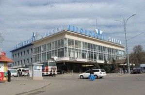Мост у одесского автовокзала трещит по швам, но людям на головы парят кусочки бетона. Автомобильные автодороги Монтаж и сооружение дорог