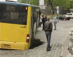 В центре столицы сорвался грузовой автобус