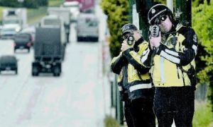 В Канаде на автотрассы выходят картонные автоинспекторы