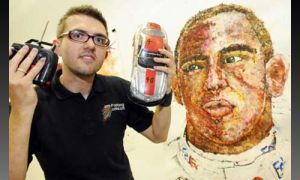 Британский художник нарисовал гонщика Формулы-1 радиоуправляемой машинкой