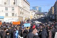 Мэрию Владивостока обступили протестующие автолюбители