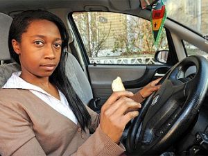 Английскую автомобилистку наказали за съедение бутерброда в автомобиле