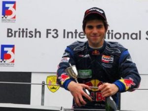 Победитель английской Формулы-3 выступит во всемирной Серии Рено