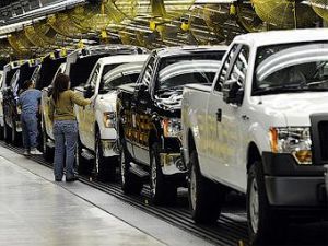 Самые крупные автомобильные заводы США рассчитали половину рабочих за 8 лет