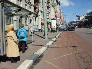 Лужков поддержал троекратное увеличение штрафа за парковку на остановках