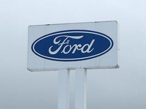 Рабочие завода Ford потребовали через суд отменить укороченную рабочую неделю