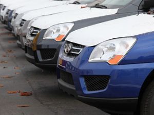 Продажи новых автомобилей в России падают второй месяц подряд