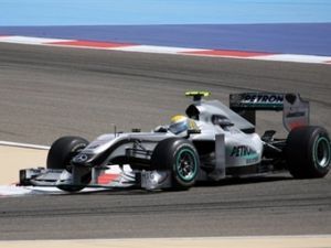 Гонщик Mercedes показал лучшее время на свободных заездах Формулы-1