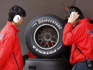 FIA попросила Bridgestone изменить шины Формулы-1