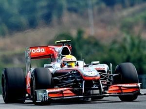 Хэмильтон показал лучшее время на свободных заездах Формулы-1 в Малайзии