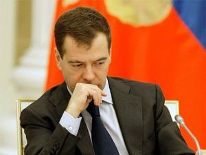 Медведев потребовал удешевить строительство дорог