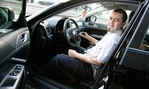 Безрукий австриец успешно сдал экзамен на водительские права
