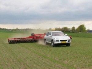 Датский фермер использует Porsche Cayenne как трактор