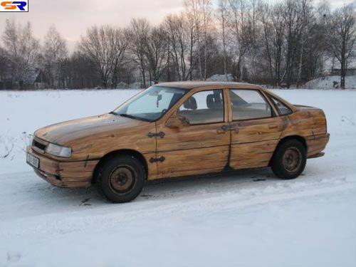 Сделанный из дерева авто. ФОТО