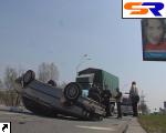 В Киеве авто "БМВ" опрокинулся, зацепив колесо грузового автомобиля.
