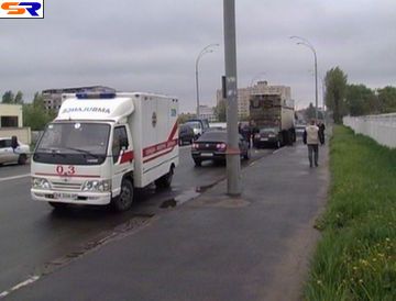 В Голосеевском регионе легковая машина проломила грузовой "Mercedes" (Репортаж).