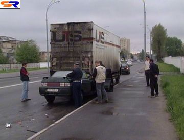 В Голосеевском регионе легковая машина проломила грузовой "Mercedes" (Репортаж).