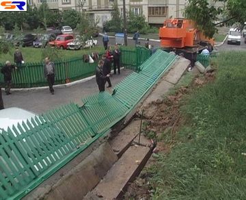 В Киеве на автомобильную стоянку снизился бетонированный забор (Репортаж).