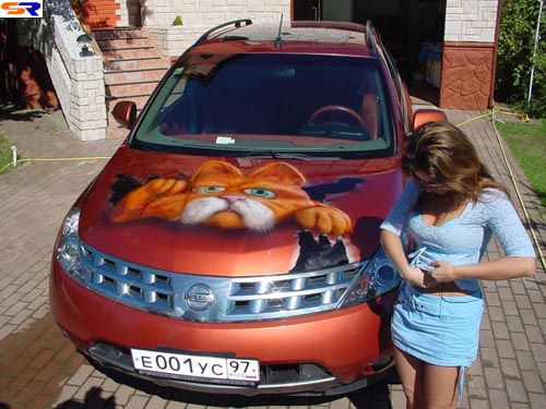Наташа Королёва и ее изображенное авто. ФОТО