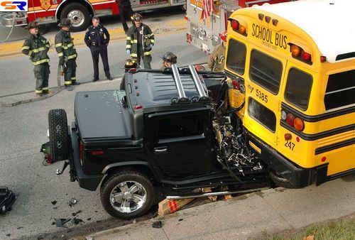Hummer против школьного автобуса. ФОТО