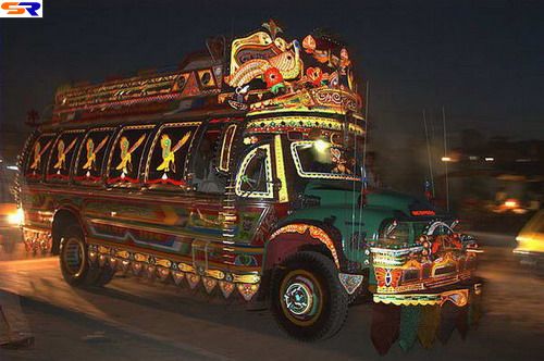 Грузовые автомобили в Пакистане. ФОТО