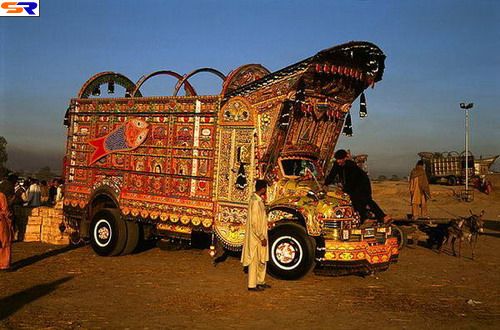 Грузовые автомобили в Пакистане. ФОТО