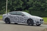 Jaguar приступила к дорожным тестам рестайлингового седана XE - фото 1