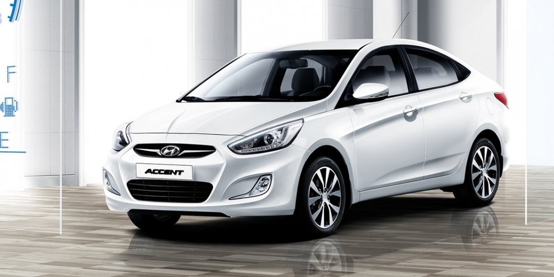 Hyundai accent на белом фоне