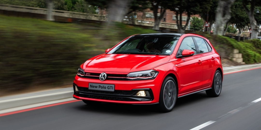 Красный volkswagen polo