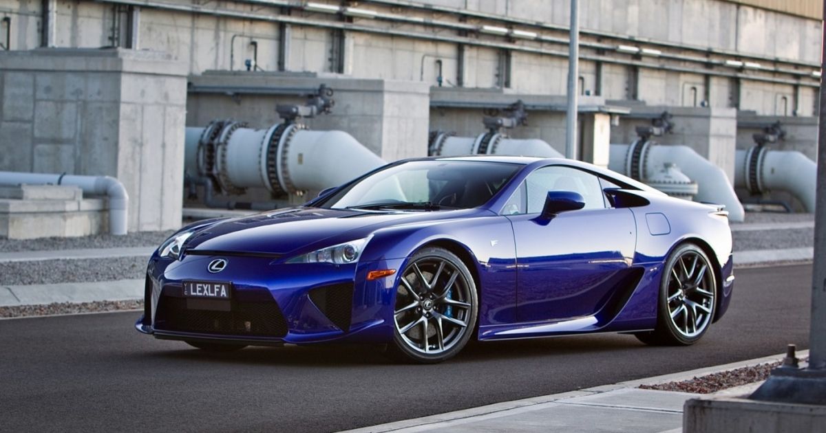 Lexus LFA сбоку синий