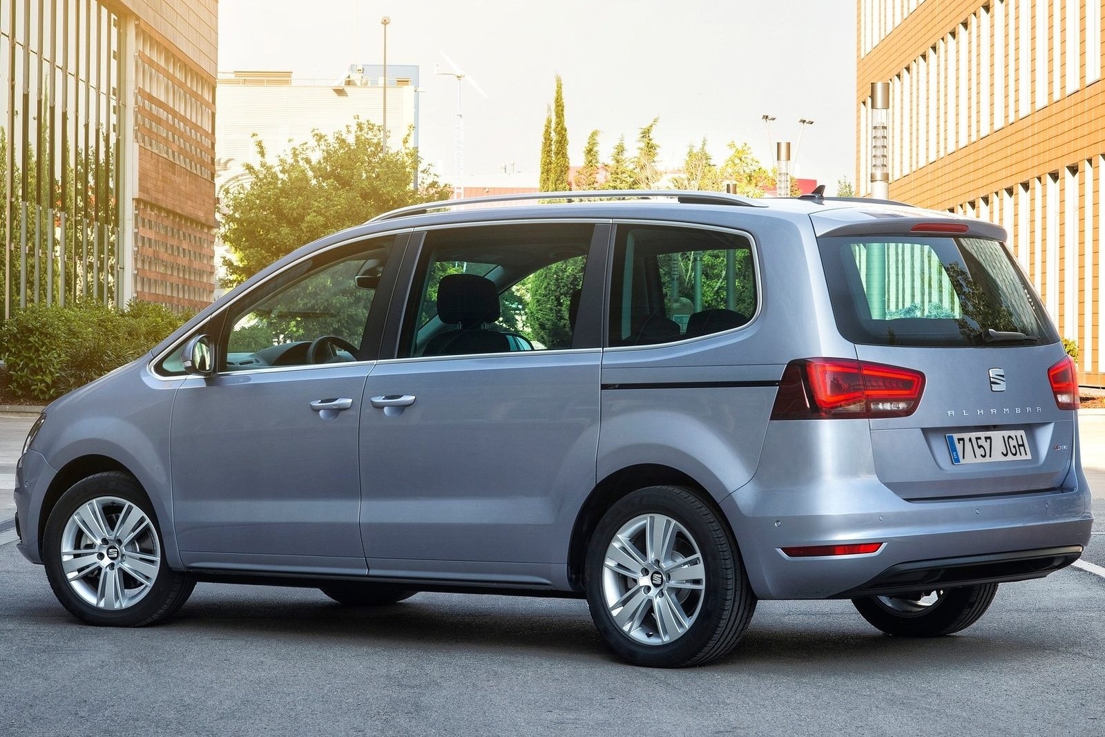 SEAT Alhambra - цены, отзывы, характеристики Alhambra от SEAT