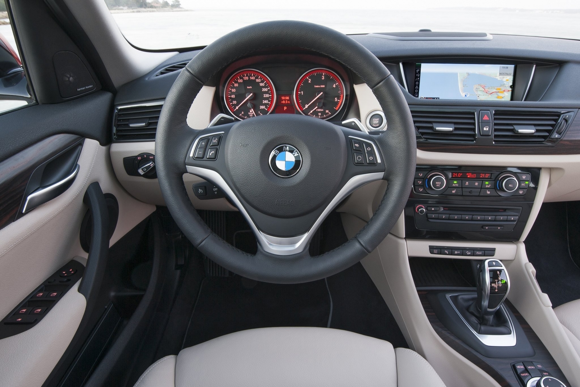 В Сети появились шпионские фото салона нового BMW X1