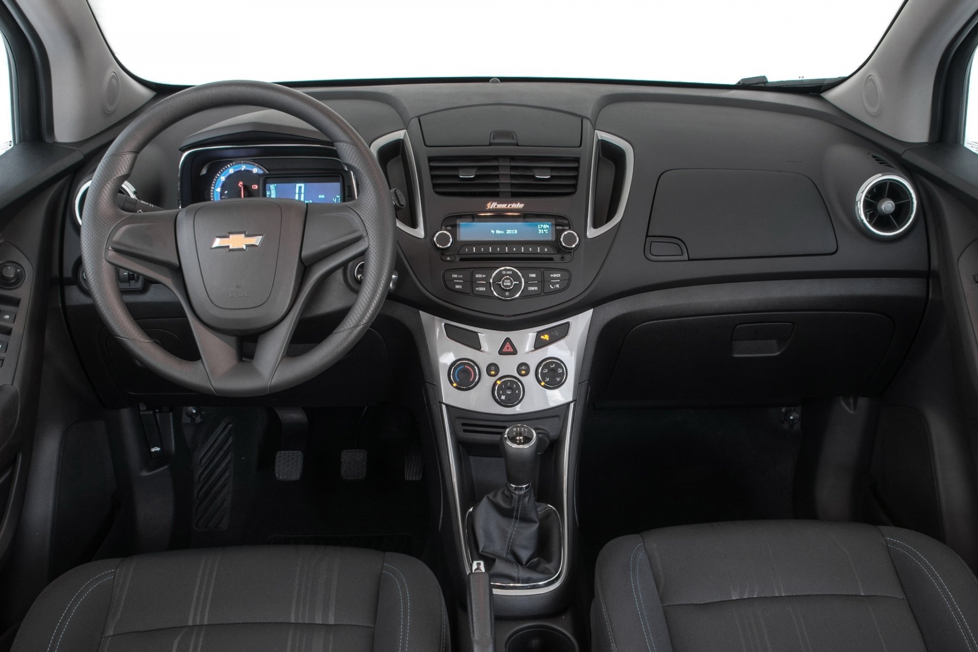 Be tracker. Chevrolet Tracker 2013. Chevrolet Tracker Tracker 2014. Chevrolet Tracker 2. Chevrolet Tracker 2 салон.