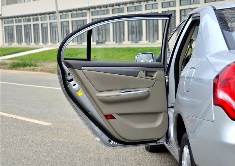 Капот lifan x60. Открыть лифан. Топливный бак лифан х 60. Lifan solano 620 под капотом. Дверь задняя солано.