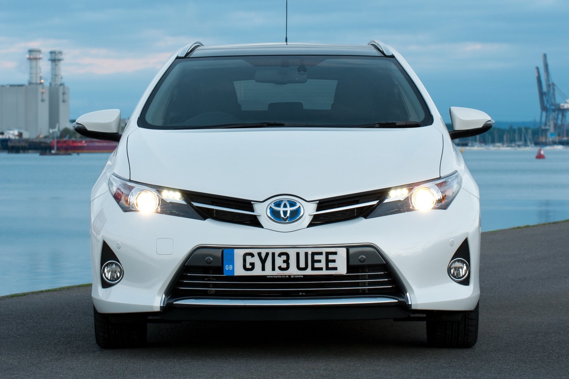 Toyota Auris Touring Sports Hybrid - цены, отзывы, характеристики Auris  Touring Sports Hybrid от Toyota