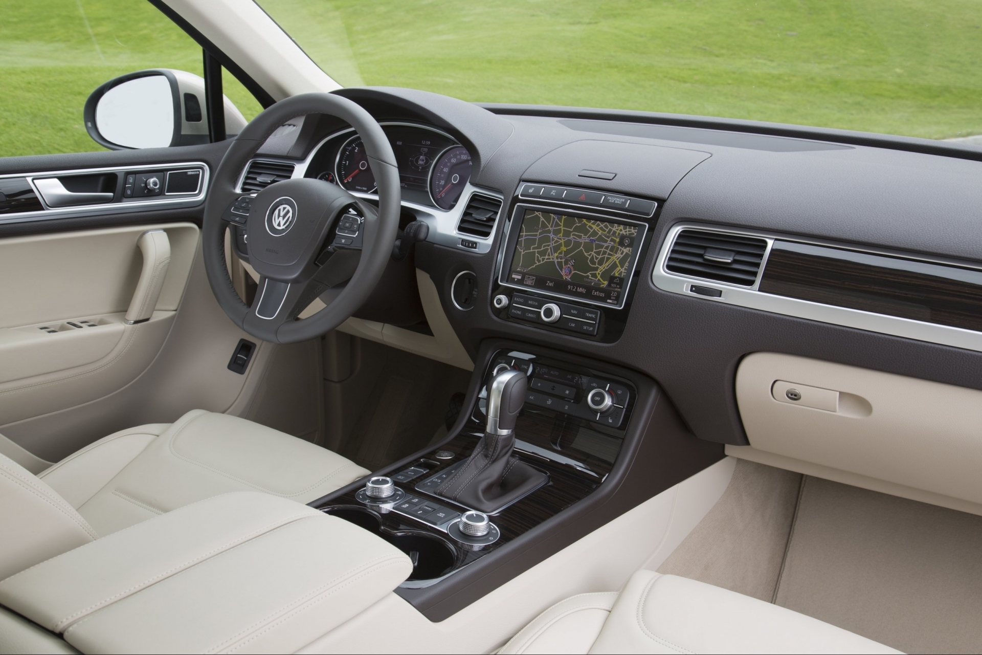 Volkswagen 3.0 tdi. Touareg 2014 Interior. Фольксваген Туарег 2 интерьер. Фольксваген Туарег 2016 года салон. Интерьер VW Touareg 2015.