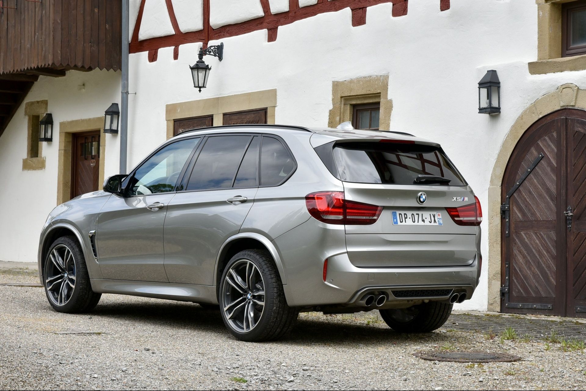 BMW X5M (Е70; F85) — убедитесь, что ремни пристегнуты