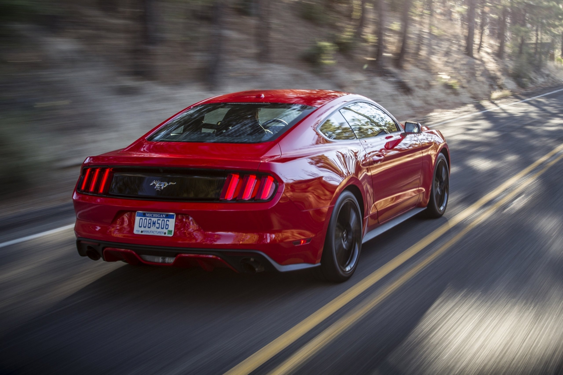 Ford Mustang gt сзади