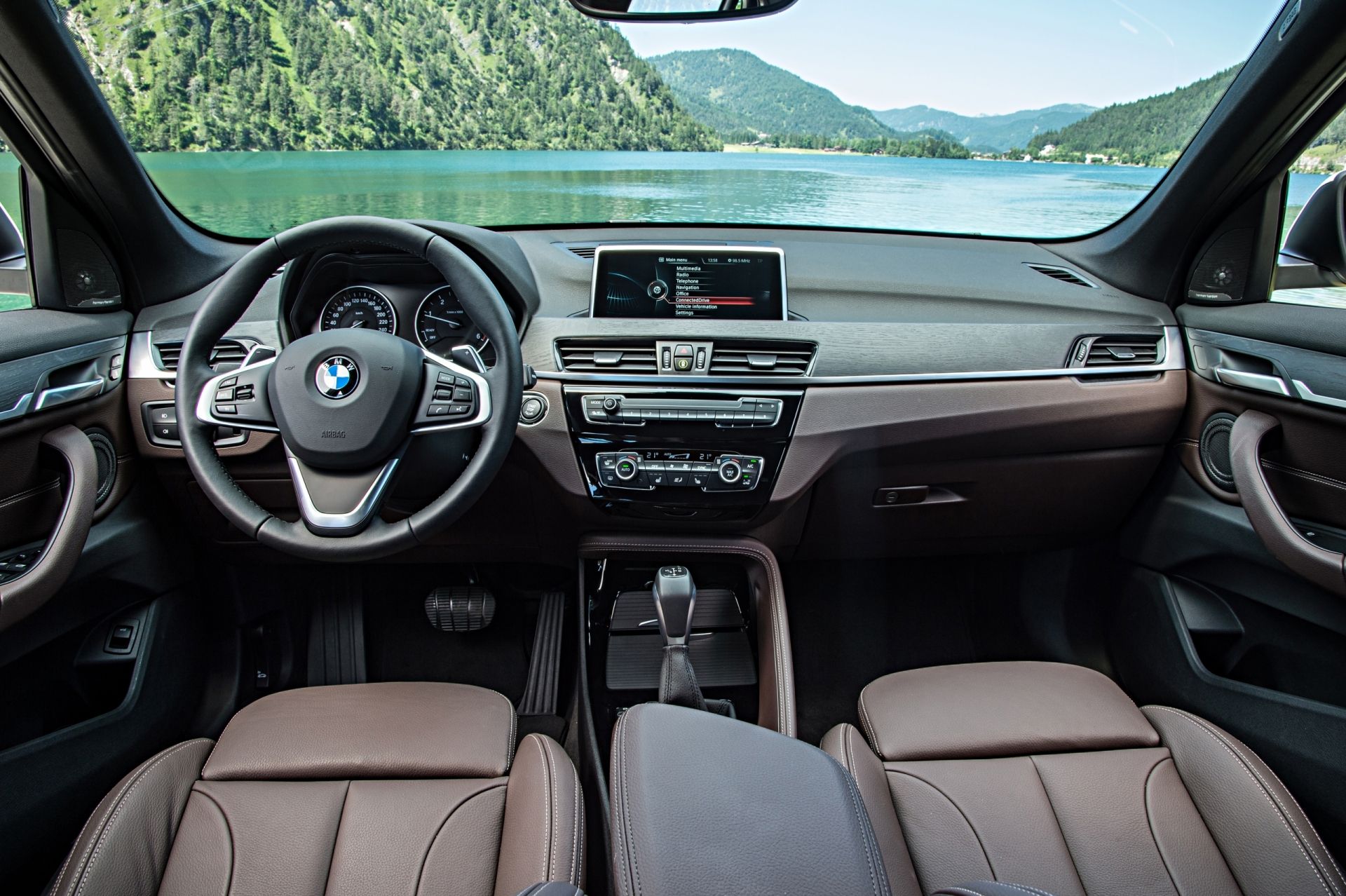 Новый BMW X1 рассекретили до премьеры. Фото и характеристики