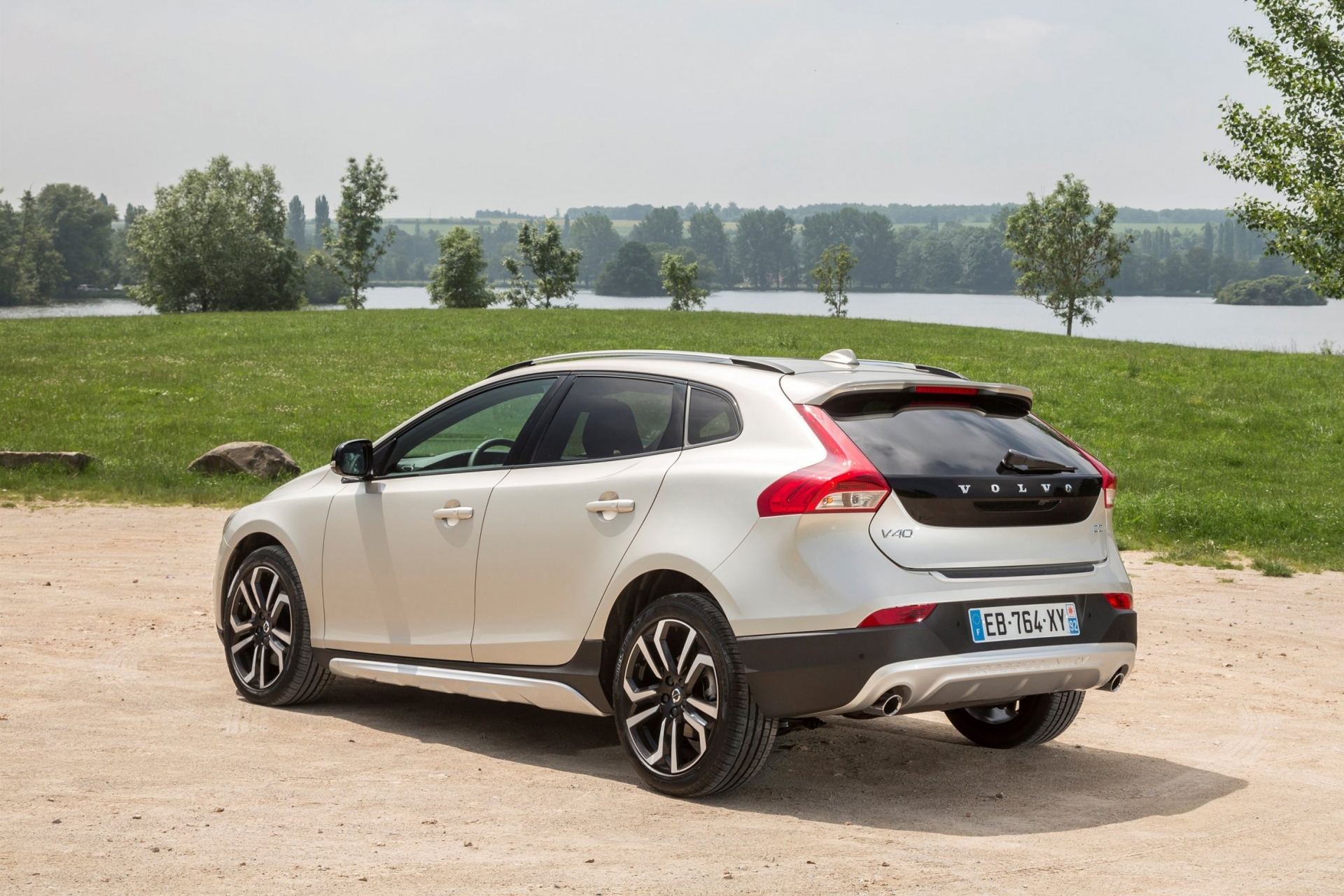 Volvo V40 Cross Country (Вольво V40 Кросс Кантри) 2017 года - обзор модели авто