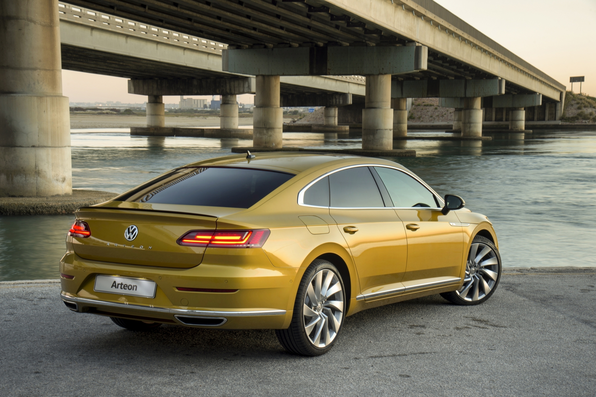 Артеон раствор для инъекций. Volkswagen Arteon салон. Артеон золотистый. Volkswagen Arteon фото.