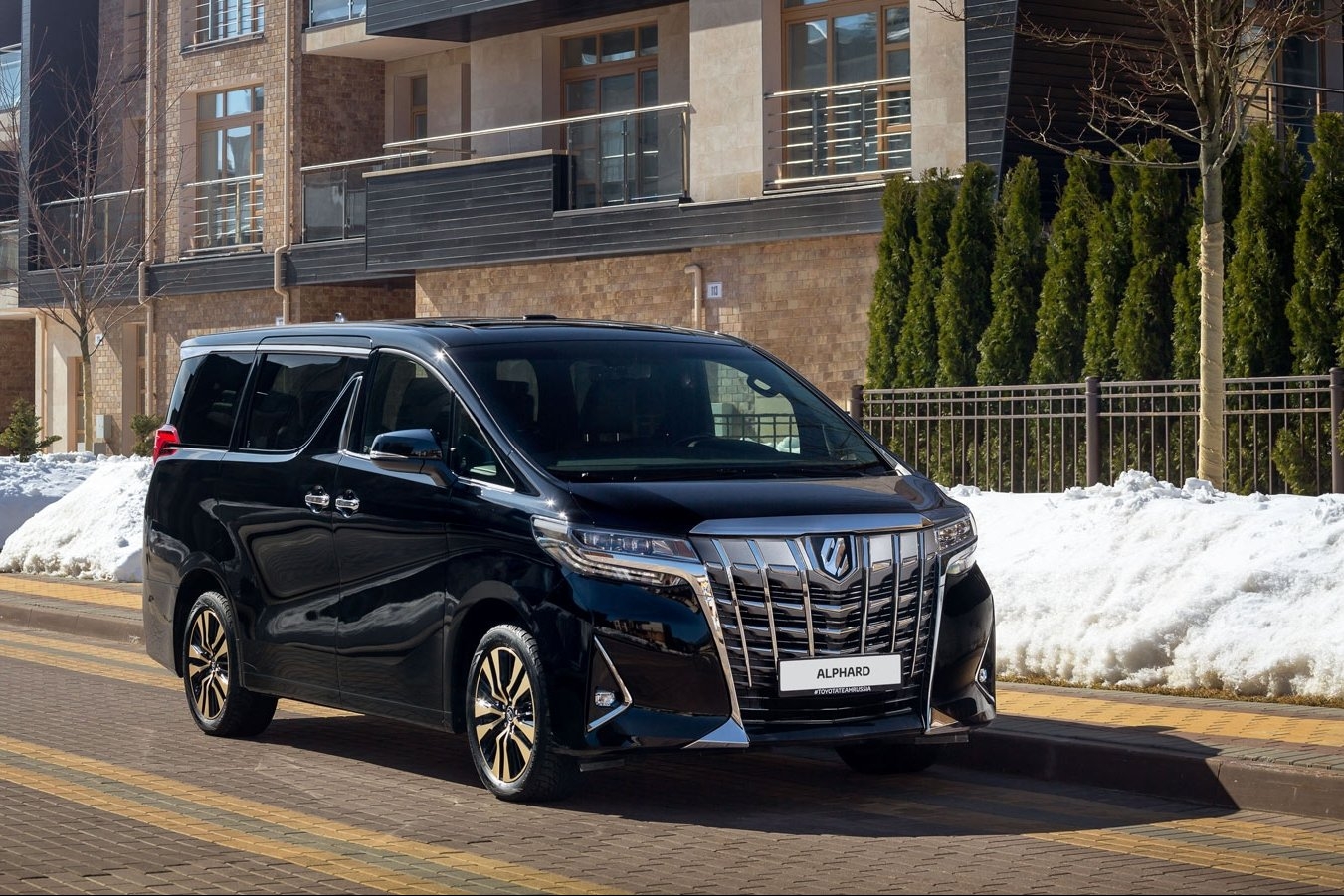 Toyota Alphard - цены, отзывы, характеристики Alphard от Toyota