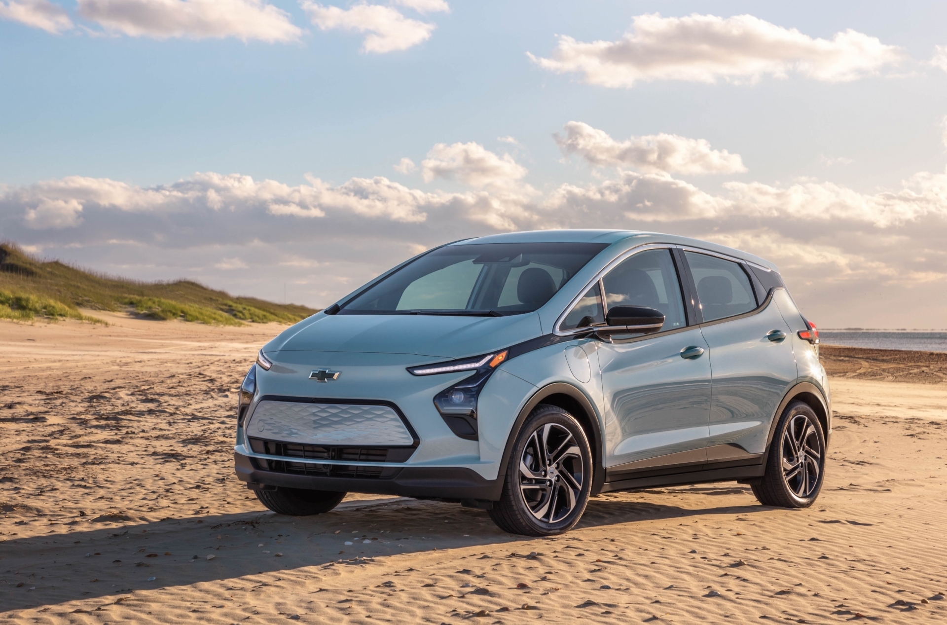 Электромобили болт. Шевроле болт 2020. Chevrolet 2022. Chevrolet Bolt электромобиль. Chevrolet Volt 2021.