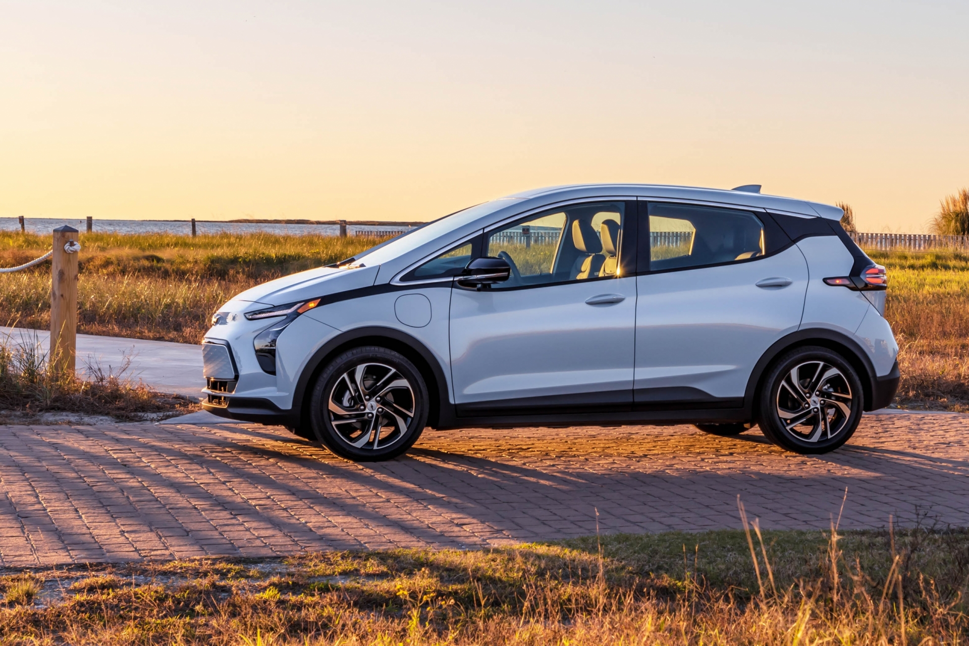 Электромобили болт. Bolt ev 2022. Chevrolet Bolt электромобиль. Chevrolet Volt ev 2021. Chevrolet Bolt EUV.