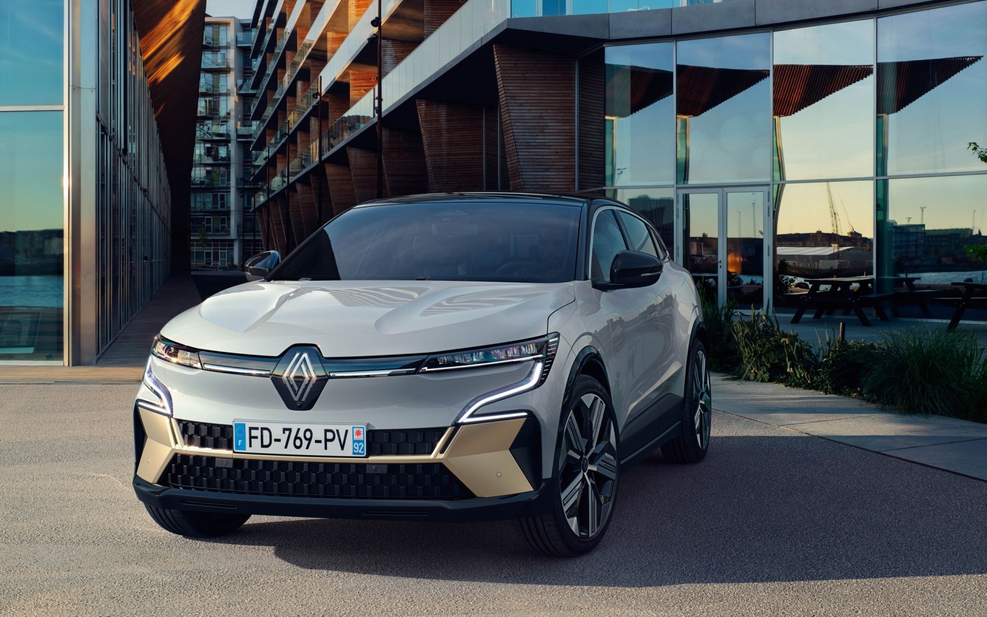 Renault Megane E-Tech - цены, отзывы, характеристики Megane E-Tech от  Renault